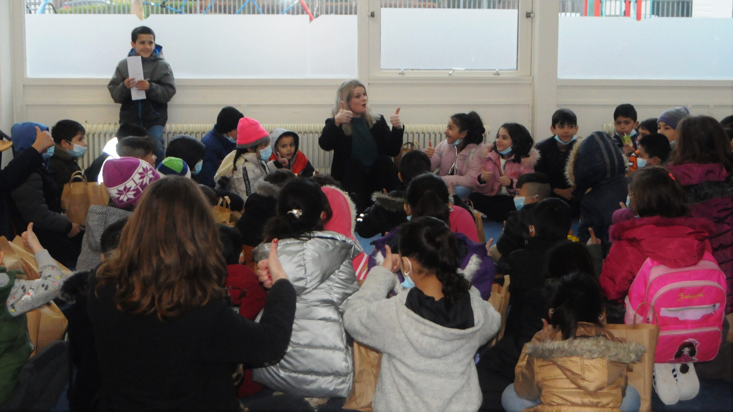 In een paar weken een school voor Afghaanse kinderen uit de grond stampen - Omroep Het Hogeland -