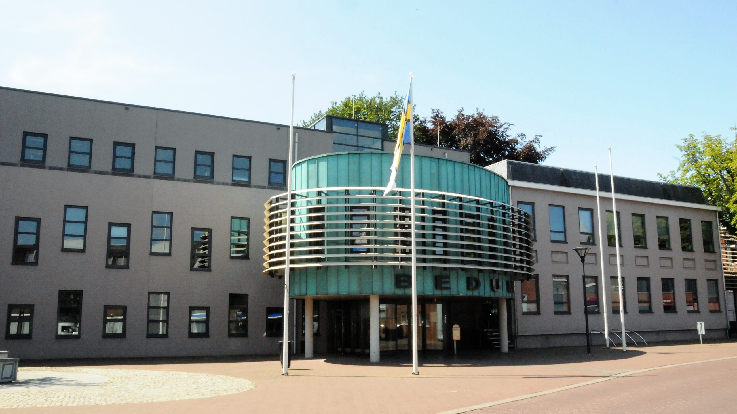 Oude gemeentehuis Bedum brengt 800 duizend op