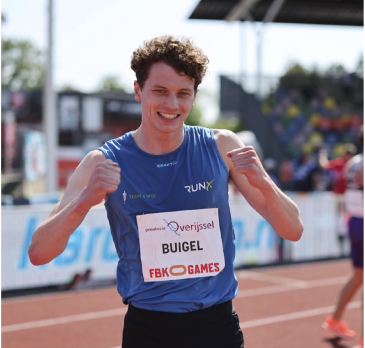 Nederlands kampioen Bram Buigel spreekt in Warffum