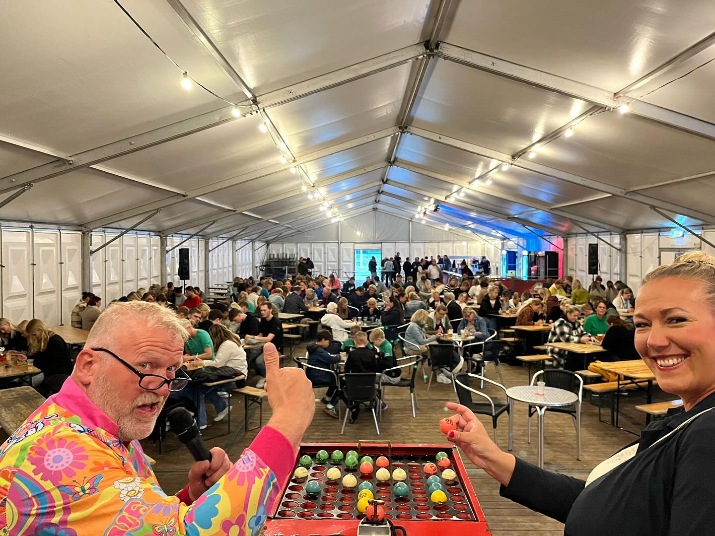 Artiest Henk de Haan tijdens de bingo