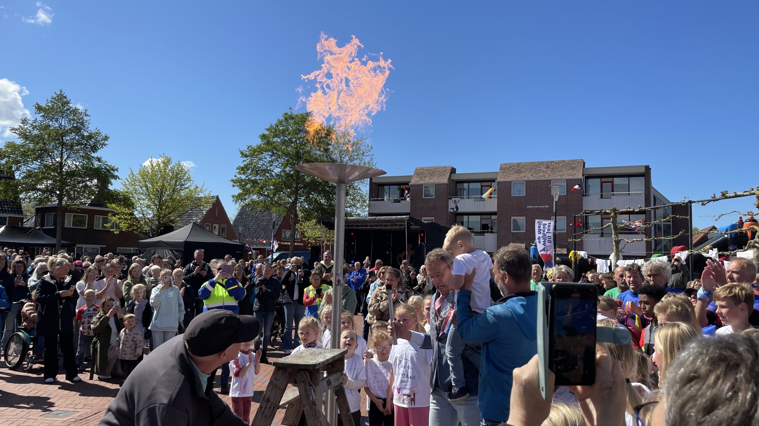 Bevrijdingsvuur ontstoken in Uithuizermeeden