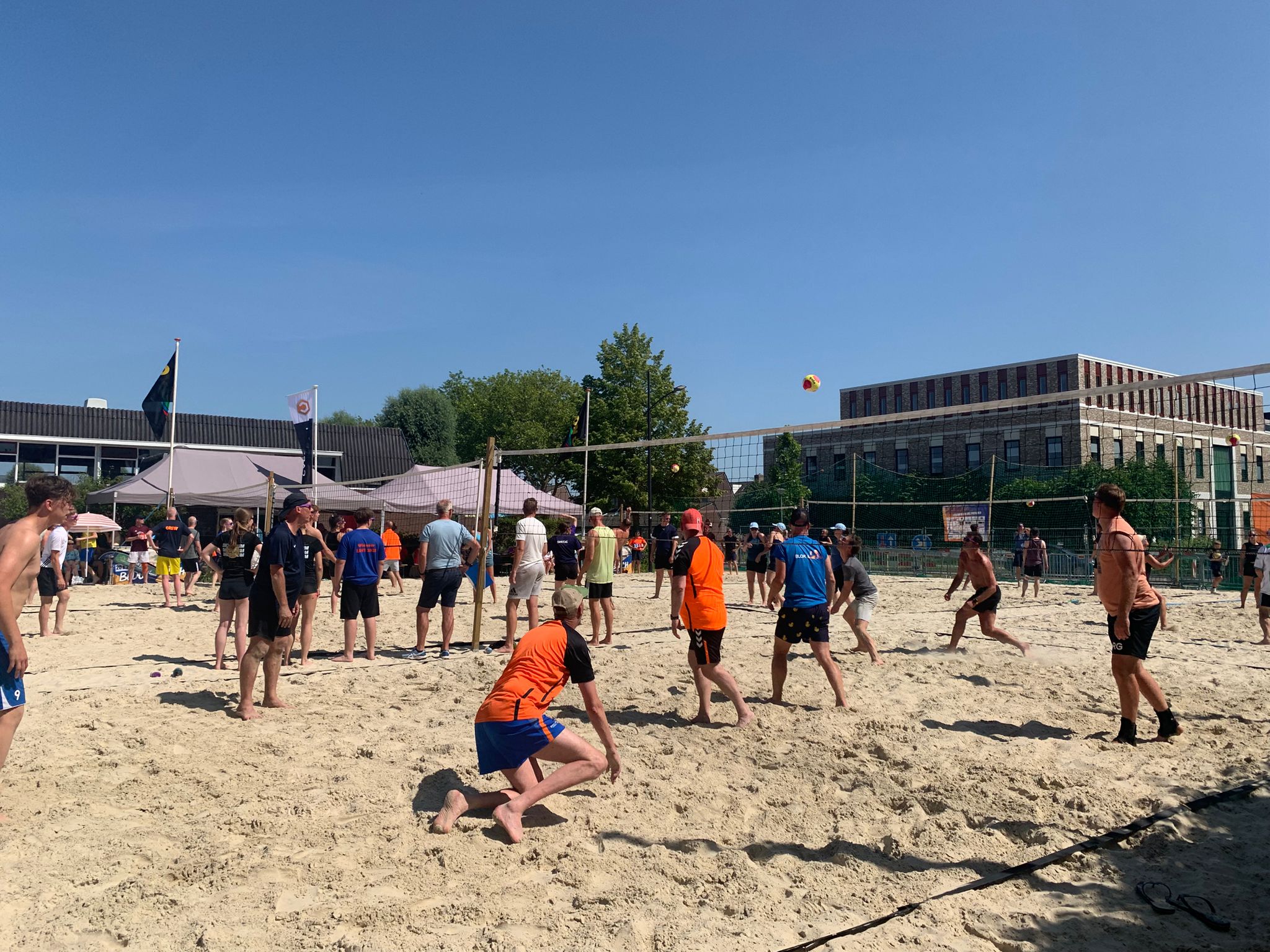 Deelnemers beachvollleybaltoernooi Bedum trotseren hitte: "Het is prima te doen"
