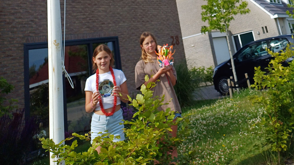 Warffum wacht (met een heleboel stroopwafels) op dansers uit de hele wereld