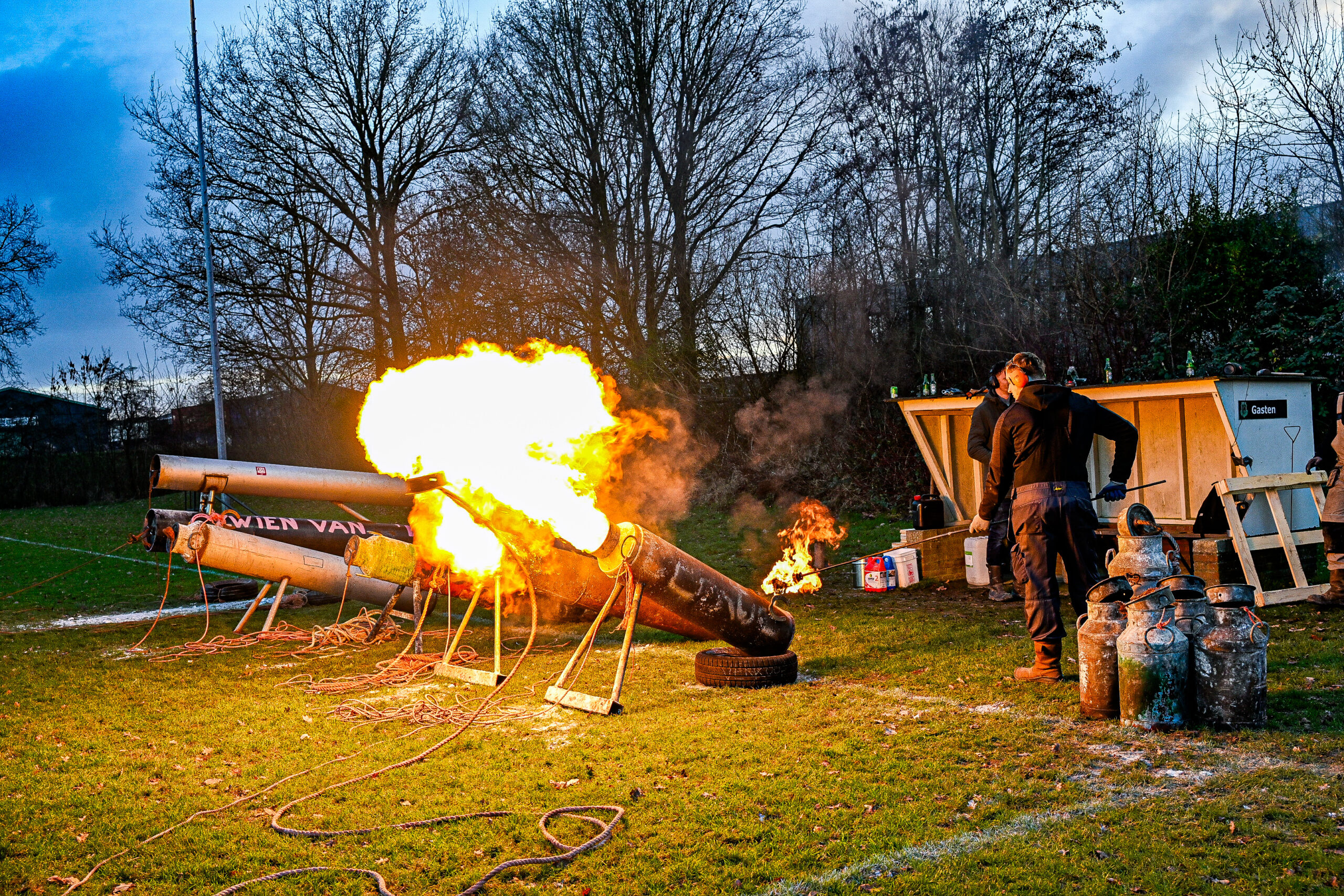 Vriendengroep Delfzijl tackelt oudjaar met carbidknallen op rugbyterrein