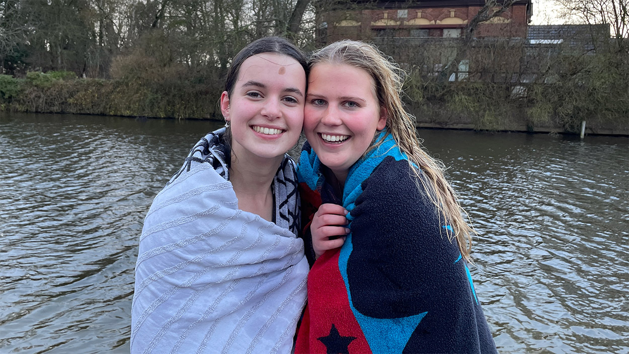 Nieuwjaarsduik Winsum: ‘Brr!! Ik was bang dat ik ging hyperventileren’