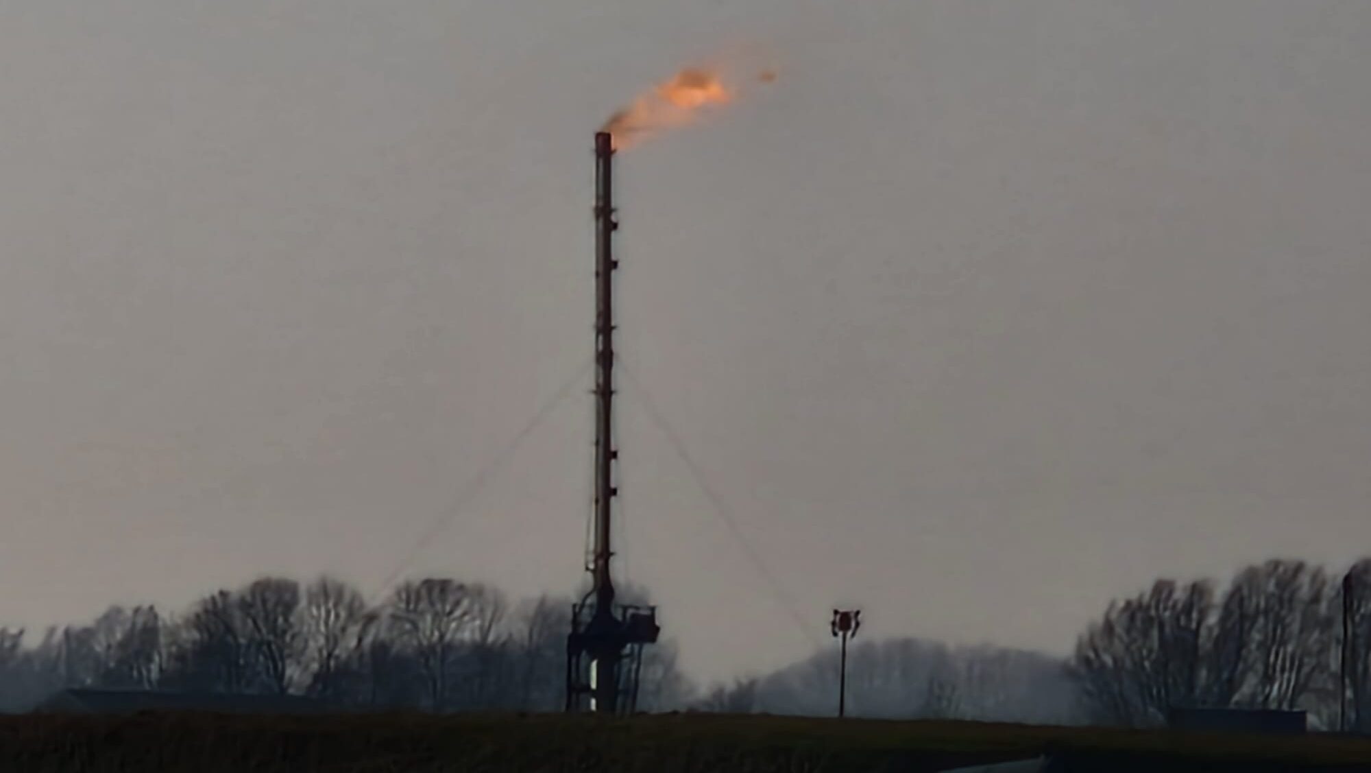 Werkzaamheden NAM bij locatie Wehe-den Hoorn, ook een vlam te zien