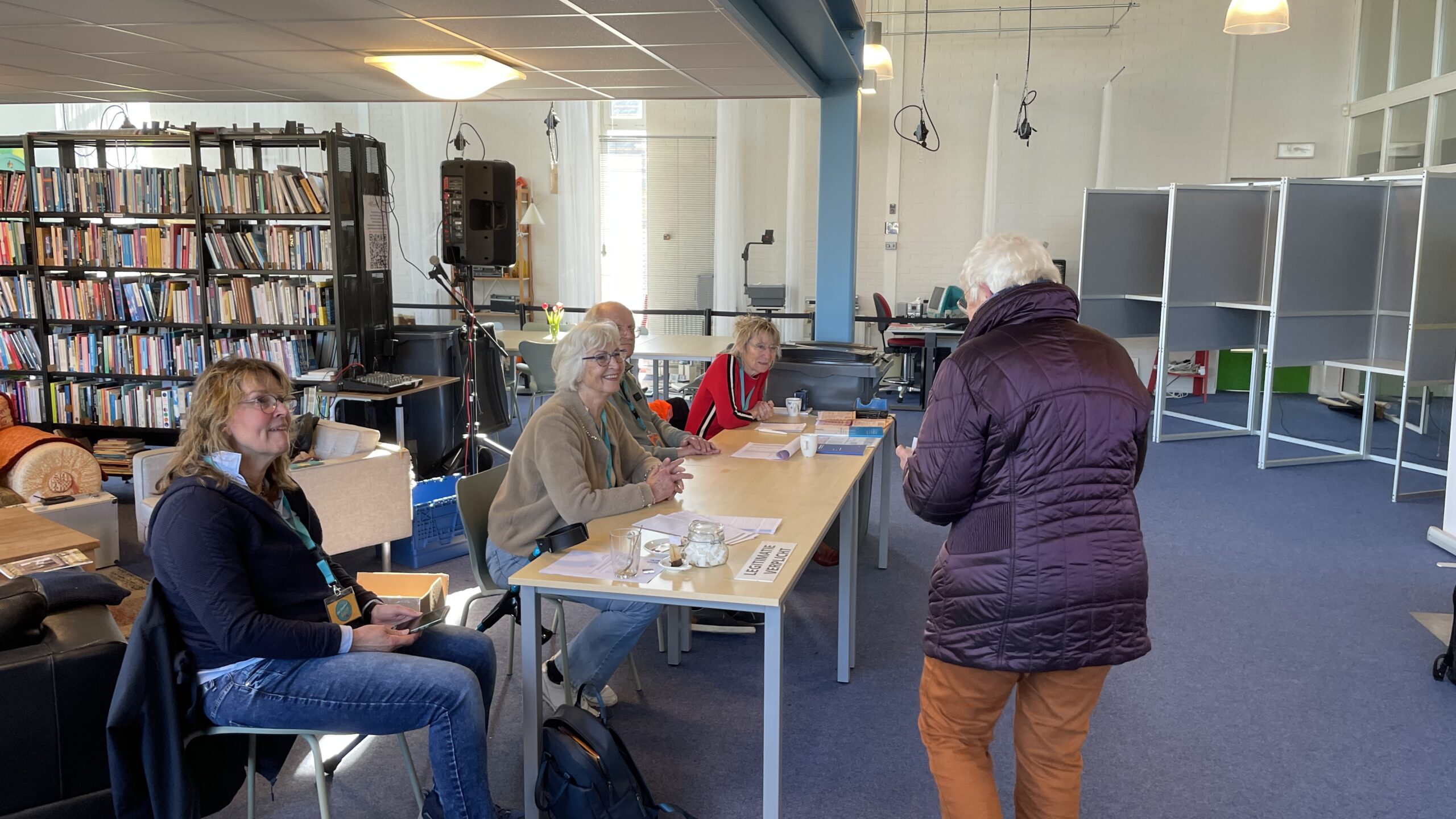 In Warffum stond de eerste stemmer al om 07:20 uur voor de deur: 'Het loopt aardig door vanmorgen'