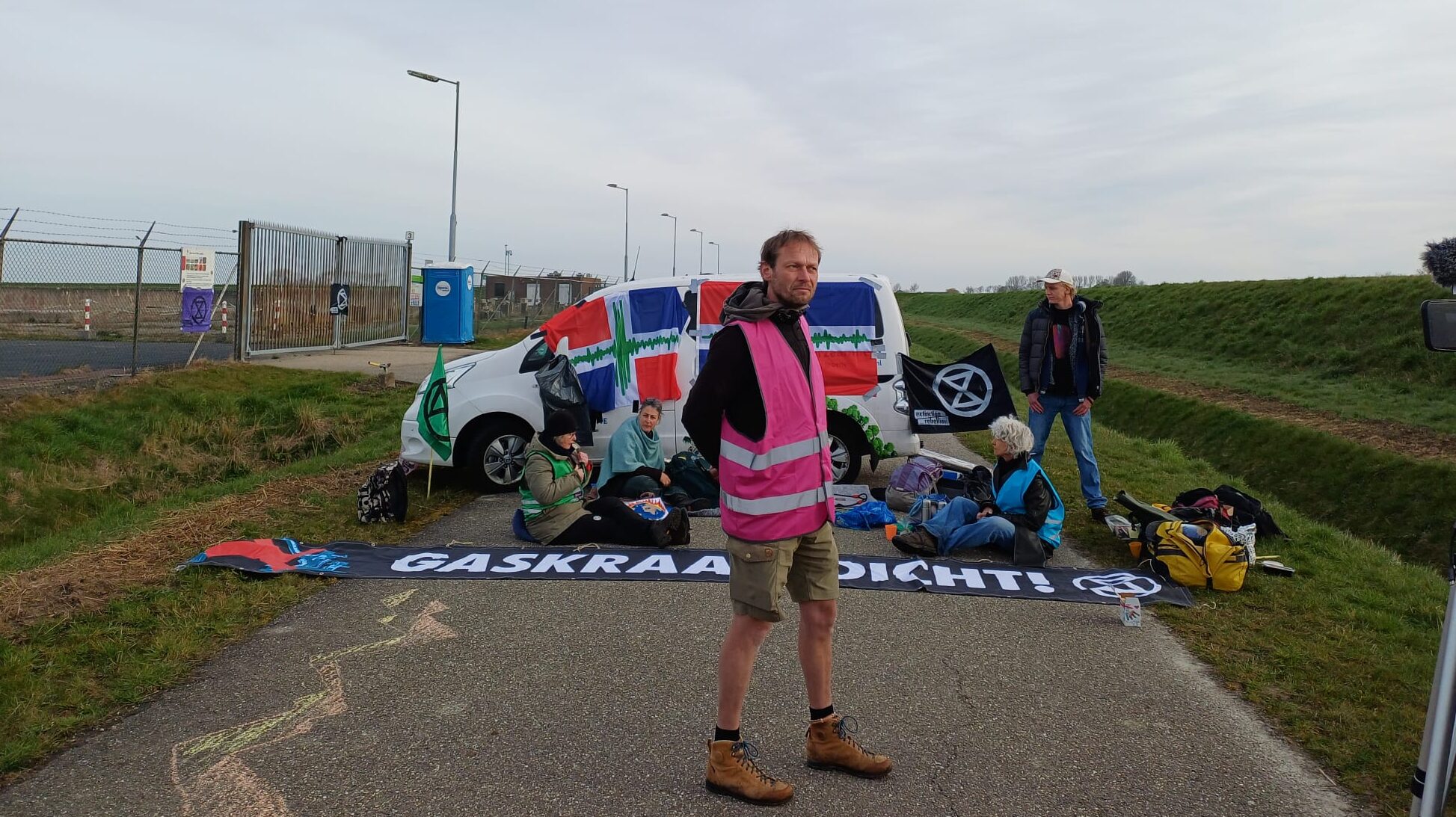 Actievoerders blokkeren toegangsweg gaswinning Warffum | UPDATE