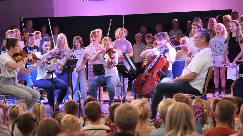 Video: Jong en oud zingen klassieke kinderliedjes in Winsum (maar dan net even anders)