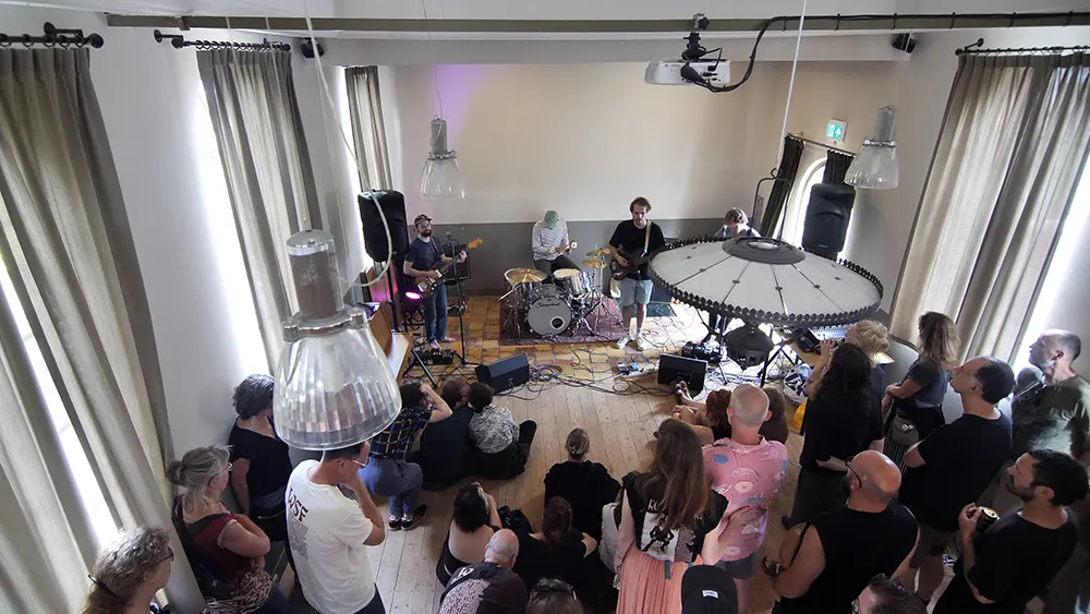 Optreden van de band Coaster in de synagoge van Wisnum in 2025 | foto: Omroep Het Hogeland