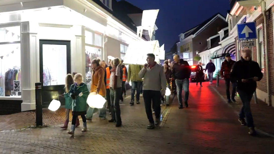 Licht in de duisternis tijdens Lutje Sunnemeerten in Winsum (video)